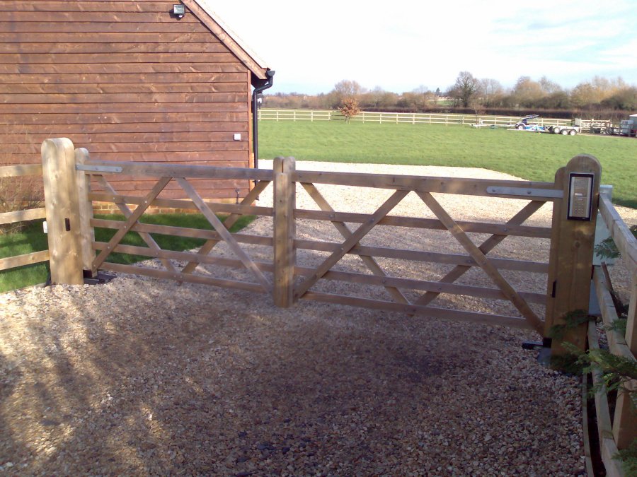 Automated gates with intercom, Moreton, Oxfordshire